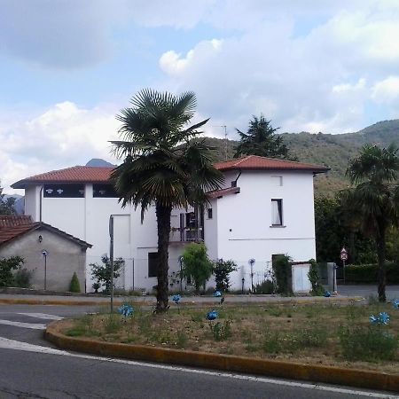 La Casa Bianca Apartment Roe Bagian luar foto